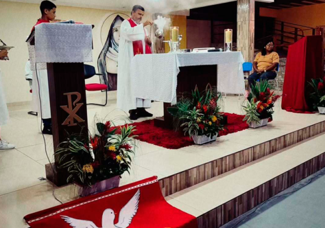 Paróquia Santa Clara celebra Pentecostes com vigília em Duque de Caxias