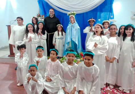 Paróquia Santa Clara de Duque de Caxias celebra a presença viva de Maria em comunidade