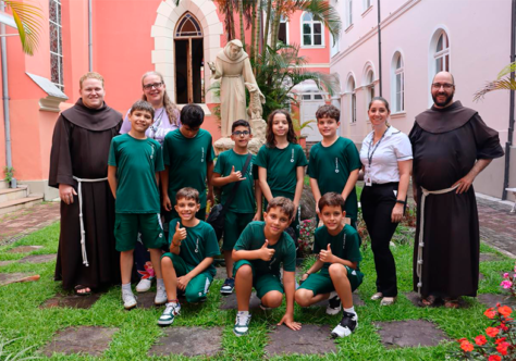 Alunos do Colégio Bom Jesus visitam a Fraternidade Sagrado Coração de Jesus