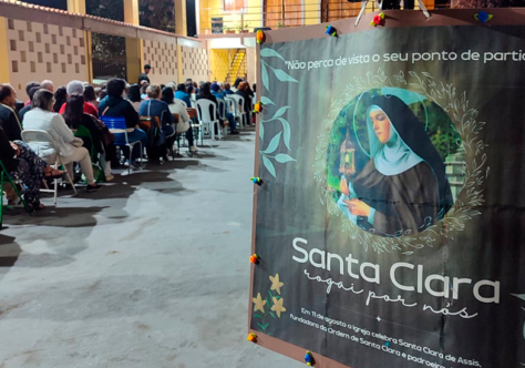 Com flores, cantos e oração, fiéis celebram Santa Clara em Duque de Caxias