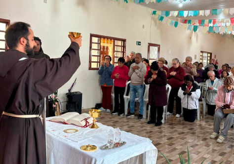 Santa Clara aquece corações na manhã fria de Mogi das Cruzes