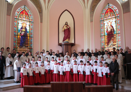 Canarinhos de Petrópolis celebram 83 anos com Missa Solene e almoço comemorativo