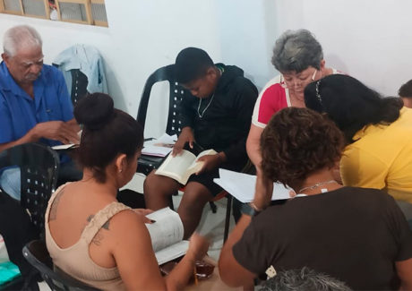 Paróquia Santa Clara realiza estudo bíblico da Carta aos Romanos em preparação ao mês da Bíblia