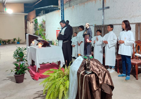 Celebração da Impressão das Chagas de São Francisco reúne a Paróquia Santa Clara de Assis em Duque de Caxias