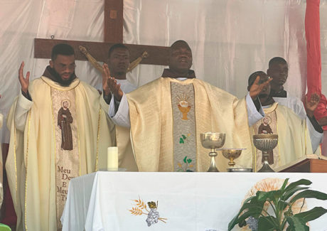 Frei Evaristo preside sua primeira Celebração Eucarística na paróquia angolana de São João Batista