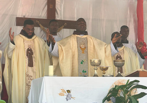 Frei Evaristo preside sua primeira Celebração Eucarística na paróquia angolana de São João Batista