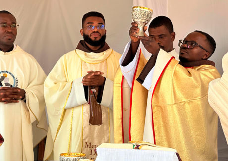 Primeira missa de Frei Elias reúne fraternidade e fiéis em Angola