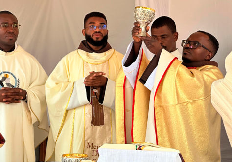 Primeira missa de Frei Elias reúne fraternidade e fiéis em Angola