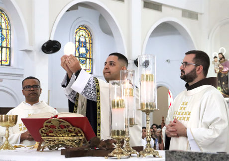 Do chamado à missão: Frei Felipe celebra a Primeira Missa e recebe a cruz do sacerdócio