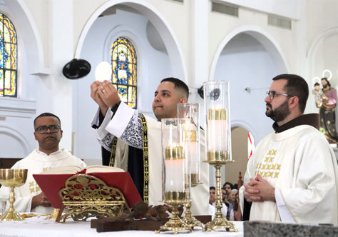 Do chamado à missão: Frei Felipe celebra a Primeira Missa e recebe a cruz do sacerdócio