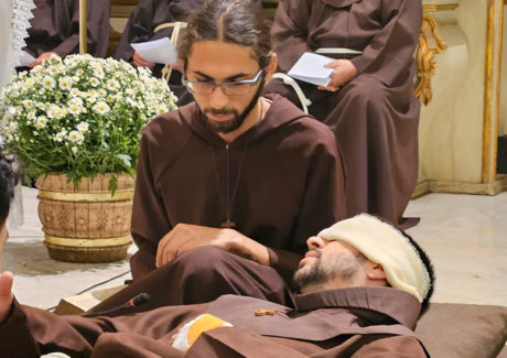 Encenação do Trânsito de São Francisco emociona fiéis no Santuário São Francisco de Assis