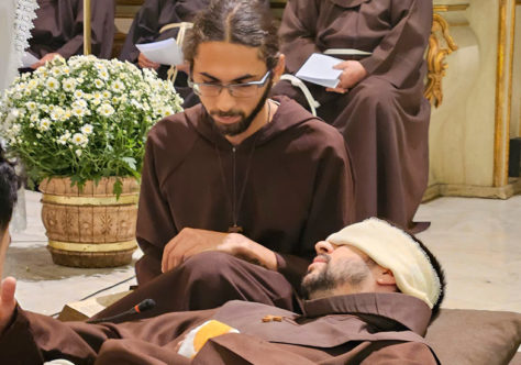 Encenação do Trânsito de São Francisco emociona fiéis no Santuário São Francisco de Assis