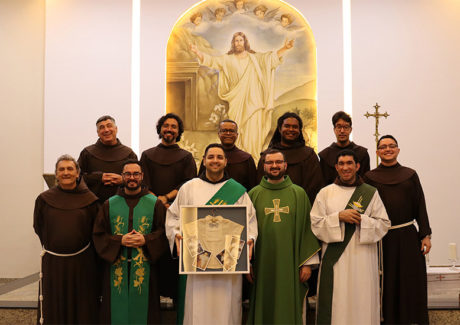 Frades e comunidade iniciam o Tríduo em preparação à Ordenação Presbiteral do Frei Felipe em Vila Velha