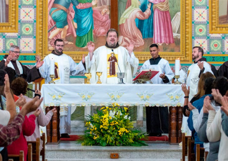 Frei Galvão nos ensina que o amor e a caridade são como fogo que ilumina os corações