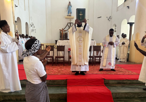 “O amor de Deus repousa em mim, o amor de Deus me consagrou e me enviou a servir e amar o seu povo”