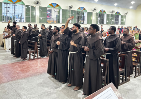 Servir como Menores: frades são instituídos Leitores e Acólitos na Baixada Fluminense