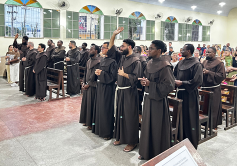 Servir como Menores: frades são instituídos Leitores e Acólitos na Baixada Fluminense