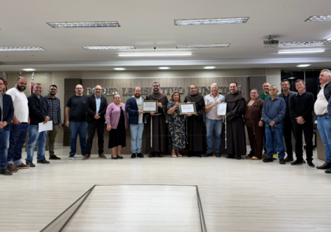 Câmara de Curitibanos homenageia a Fundação Frei Rogério pelos 70 anos da Rádio Coroado e 35 anos da Rádio Movimento