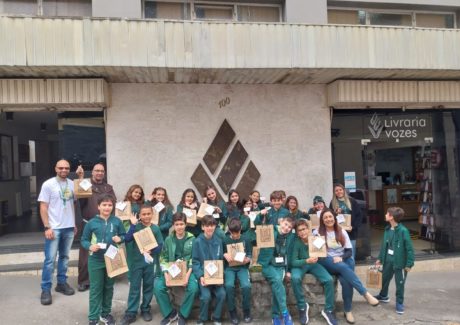 Catequizandos do Colégio Bom Jesus visitam a Editora Vozes em Petrópolis