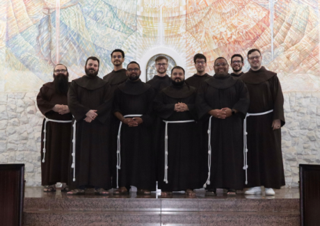 Frades de profissão temporária realizam retiro anual em Rodeio