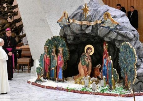 “Deus se aproxima de nós ao contemplarmos o presépio e a árvore de Natal”