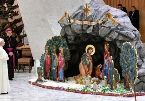 "Deus se aproxima de nós ao contemplarmos o presépio e a árvore de Natal"