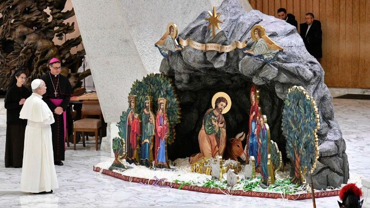 [“Deus se aproxima de nós ao contemplarmos o presépio e a árvore de Natal”]
