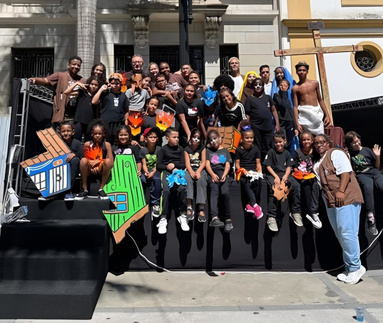 [Casa Perfeita Alegria Peri destaca direito à moradia na Via Sacra da Criança e do Adolescente]