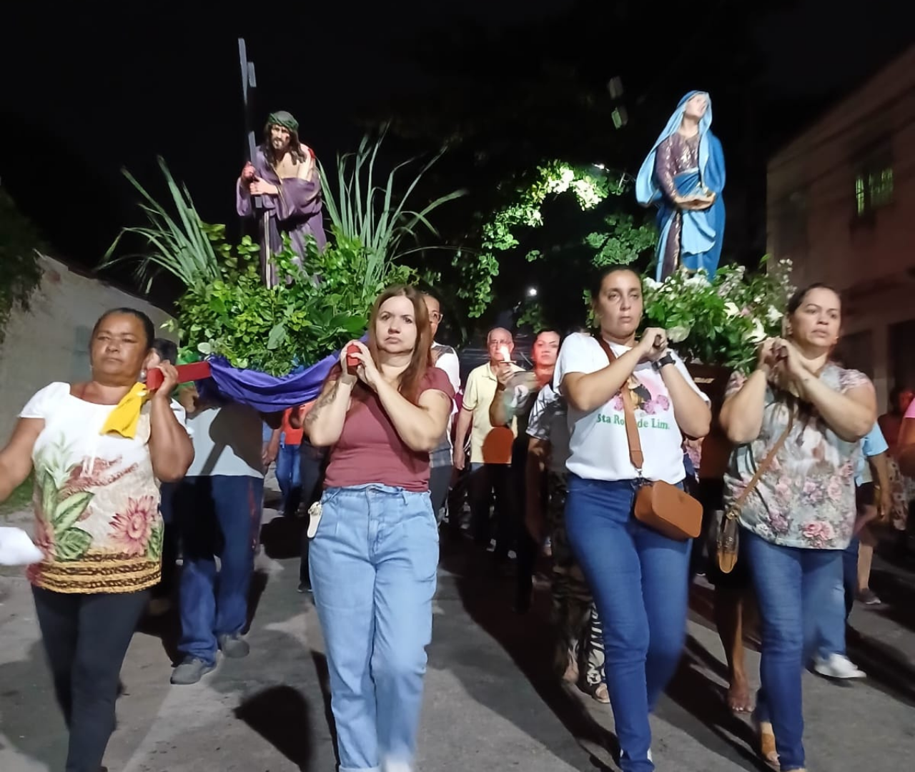 [Paróquia Santa Clara vivencia com fé e devoção a Procissão do Encontro]