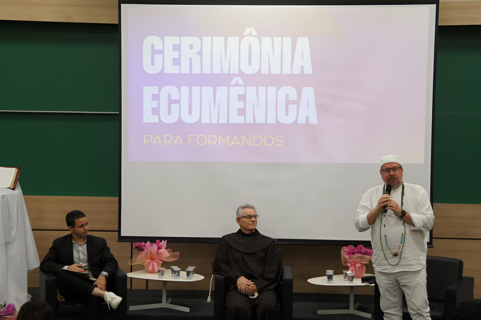 [FAE Centro Universitário realiza celebração ecumênica em homenagem aos formandos]