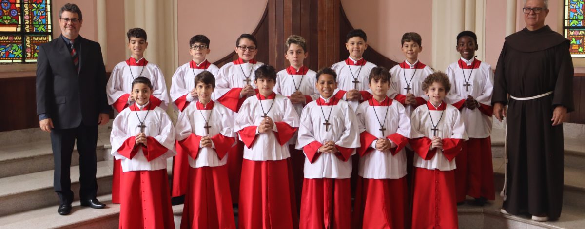 Treze meninos são investidos no Coral dos Canarinhos de Petrópolis