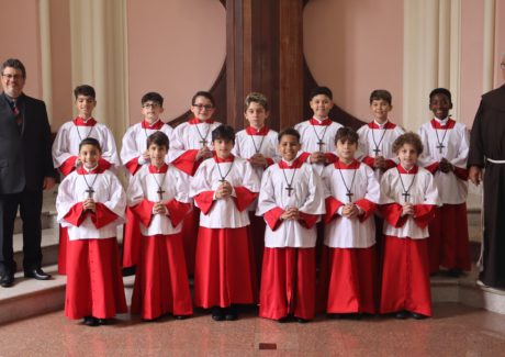 Treze meninos são investidos no Coral dos Canarinhos de Petrópolis