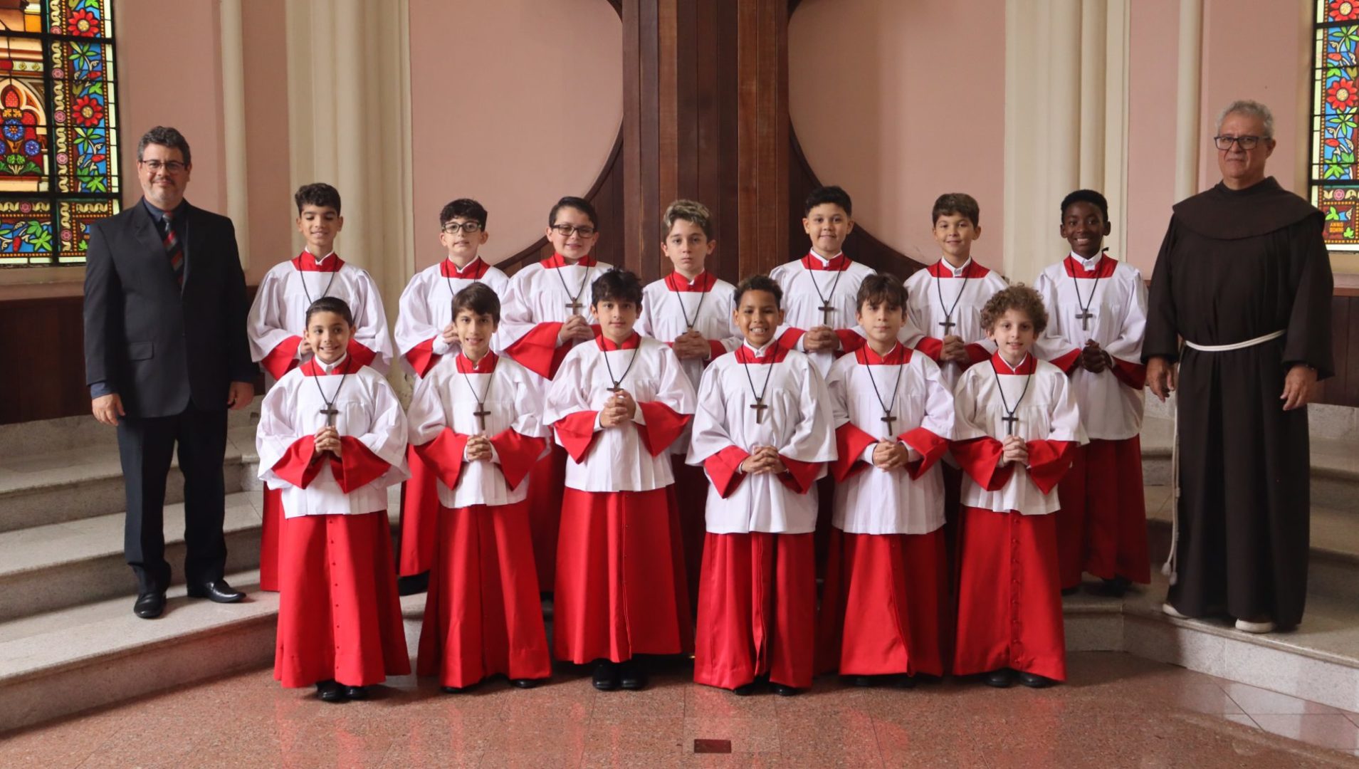 [Treze meninos são investidos no Coral dos Canarinhos de Petrópolis]