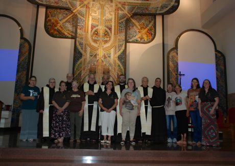 “Os santos não são apenas intercessores, mas exemplos de vida”: abertura do Ano Jubilar Franciscano reúne fiéis em Pato Branco