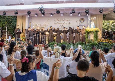 Penha Peregrina leva consolo e inspira o dia da alegria no Oitavário da Festa da Penha