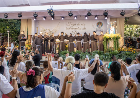 Penha Peregrina leva consolo e inspira o dia da alegria no Oitavário da Festa da Penha