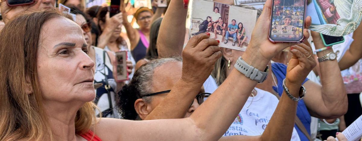 Fotos erguidas, corações reunidos: famílias são abençoadas no quarto dia do Oitavário da Penha