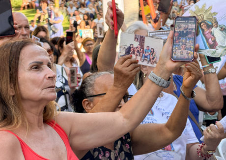 Fotos erguidas, corações reunidos: famílias são abençoadas no quarto dia do Oitavário da Penha