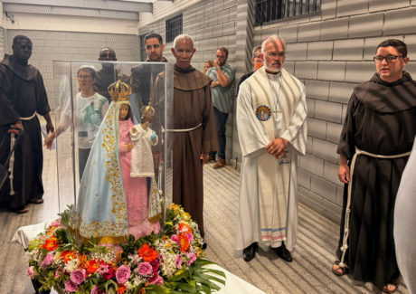 A revolução do amor visita o cárcere e marca o sexto dia do Oitavário da Festa da Penha