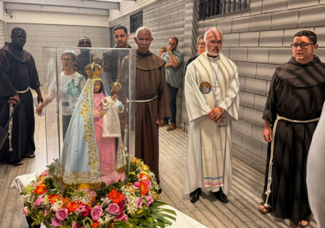 A revolução do amor visita o cárcere e marca o sexto dia do Oitavário da Festa da Penha