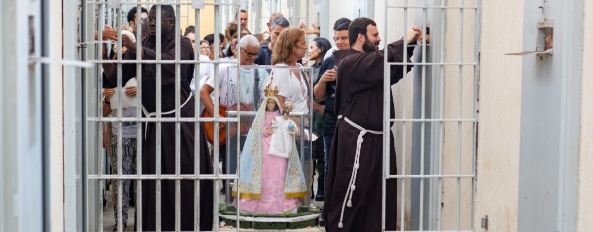 Entre grades, floresce a fé e a esperança no terceiro dia do Oitavário da Festa da Penha