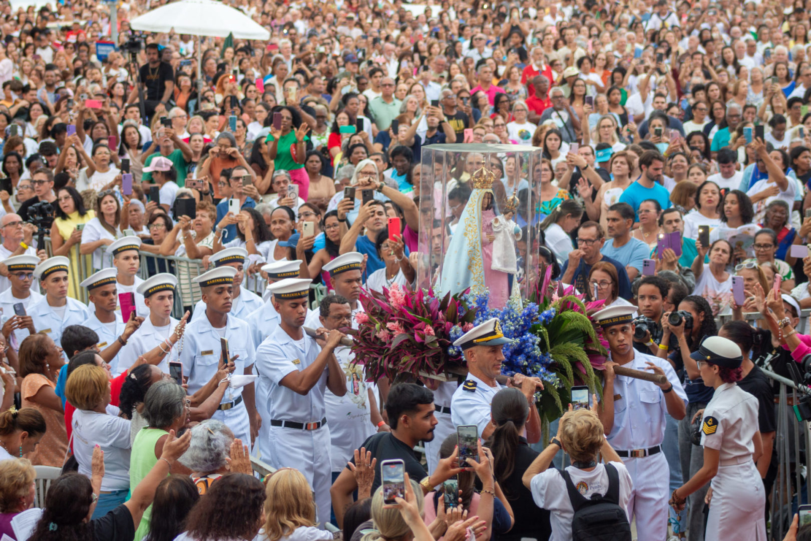 [“Somos luzes que faíscam no caos”, afirma Frei Gabriel no encerramento da Festa da Penha]