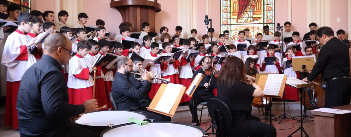 Canarinhos de Petrópolis celebram a Páscoa com Mozart e orquestra