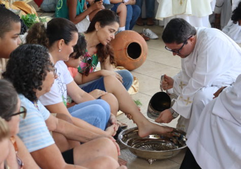 Celebração do Lava-Pés no Convento da Penha reforça missão de cuidar de quem cuida