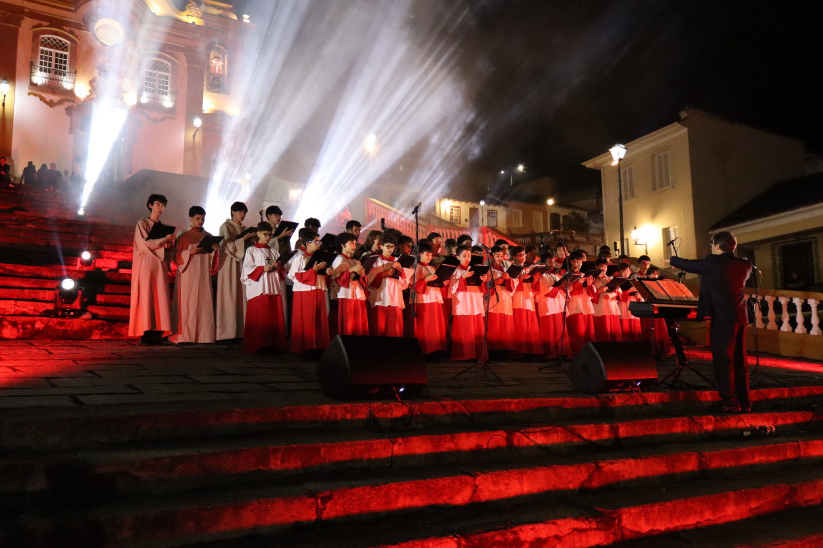 [Canarinhos de Petrópolis emocionam na Semana Santa de São João del-Rei]