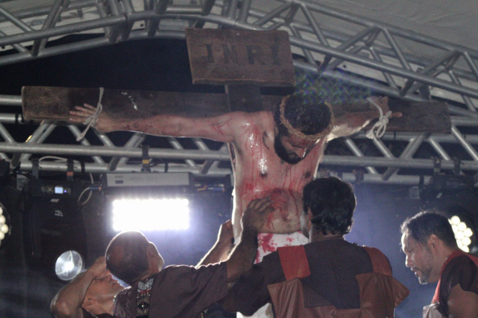 [Celebração da Paixão do Senhor emociona fiéis da Paróquia Santa Cruz no Jardim Peri Alto]