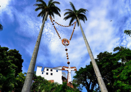 Terço Gigante é instalado no Convento da Penha e abre clima de fé da Festa da Penha 2026