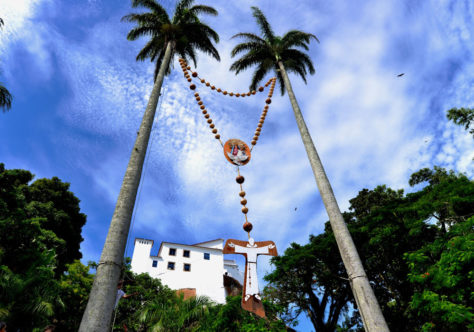 Terço Gigante é instalado no Convento da Penha e abre clima de fé da Festa da Penha 2026