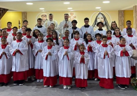 Paróquia Santa Clara de Assis realiza Investidura de Coroinhas e Acólitos em Duque de Caxias (RJ)