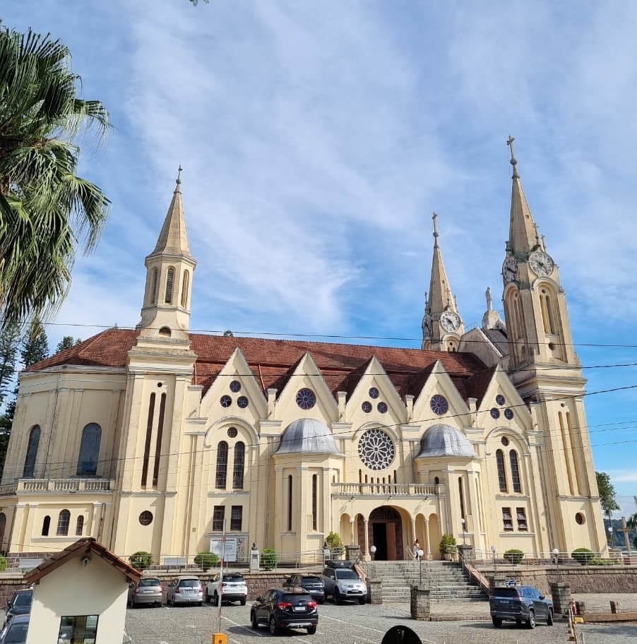 [Sob o olhar de São Pedro e o espírito franciscano: 70 anos de dedicação da Igreja Matriz de Gaspar]